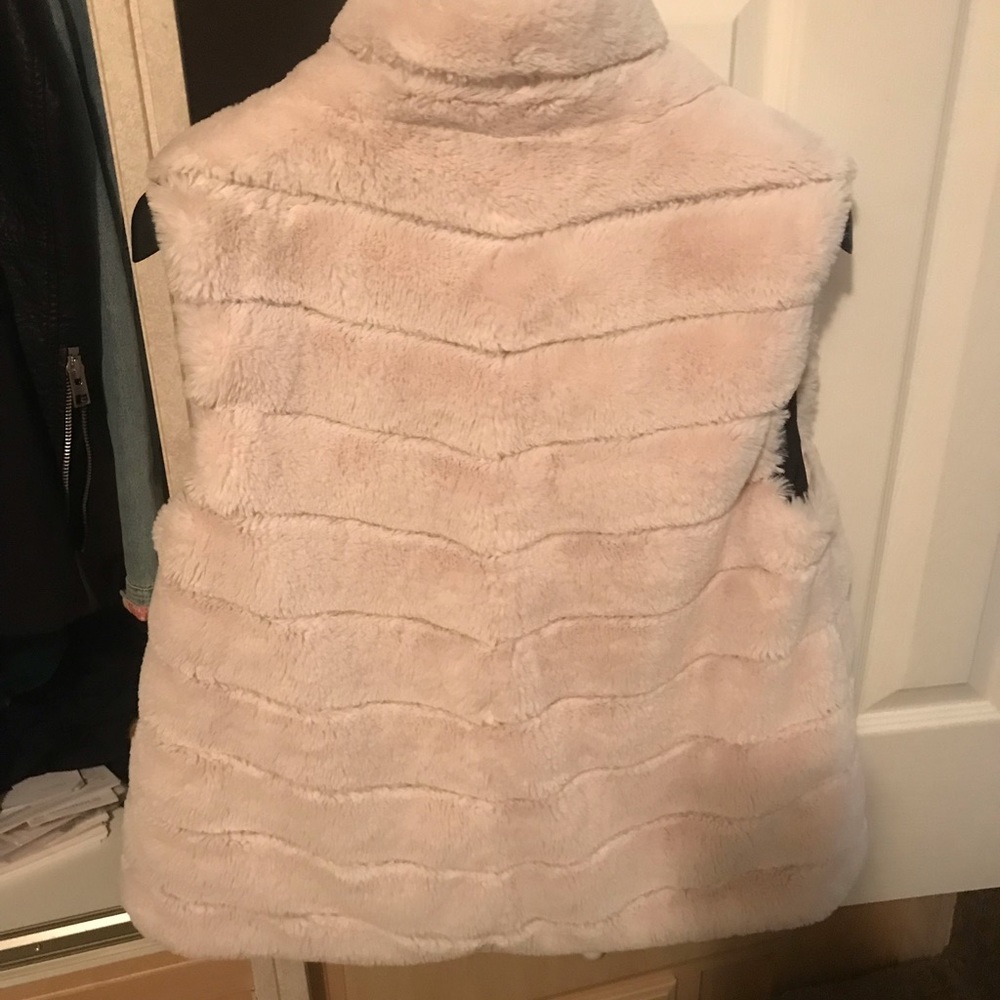 White collared vest w pockets - Picture 3 of 5